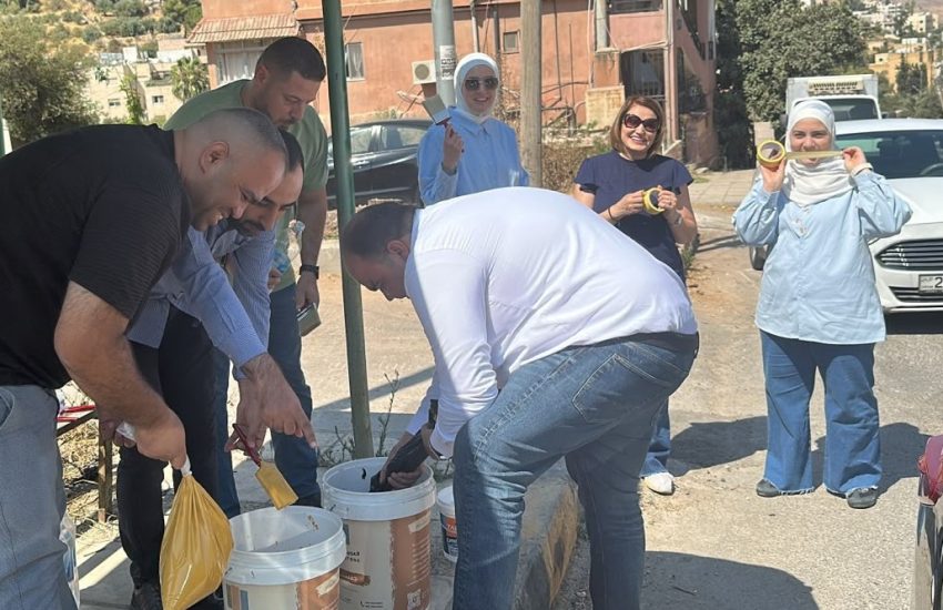 أقامت بلدية الفحيص، بالتعاون والتشارك مع بنك تنمية المدن والقرى، يوم عمل تطوعي صباح يوم السبت الموافق 15/8، اشتمل على دهان الأرصفة (الأطاريف) في منطقة عقبة الدولة - الفحيص، وذلك بمبادرة من مجموعة من موظفي البنك. ويأتي هذا النشاط ضمن جهود البلدية المستمرة لتحسين المظهر العام وتجميل الأحياء، وترسيخًا لثقافة العمل التطوعي والشراكة المجتمعية، سعيًا نحو مدينة أجمل. وتتقدم بلدية الفحيص بالشكر لموظفي بنك تنمية المدن والقرى على مبادرتهم الطيبة، ولكل من شارك وساهم في إنجاح هذه الفعالية.