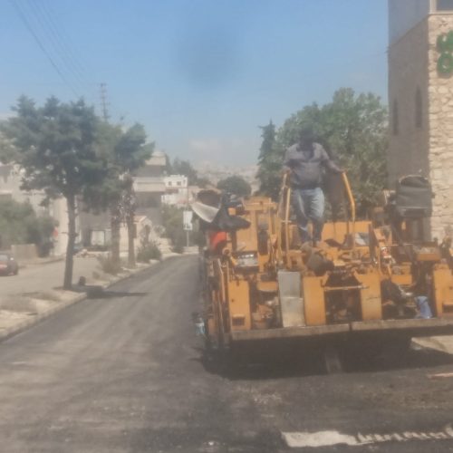 بدء أعمال تعبيد الشارع الرئيسي من دوار الحصان باتجاه البلد